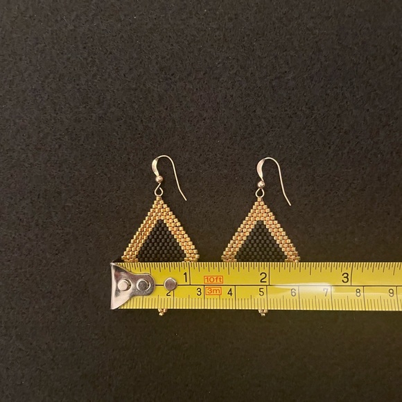 Handmade Black & Gold Beaded Earrings. Peyote Stitch, Diamond shape. - Picture 5 of 9